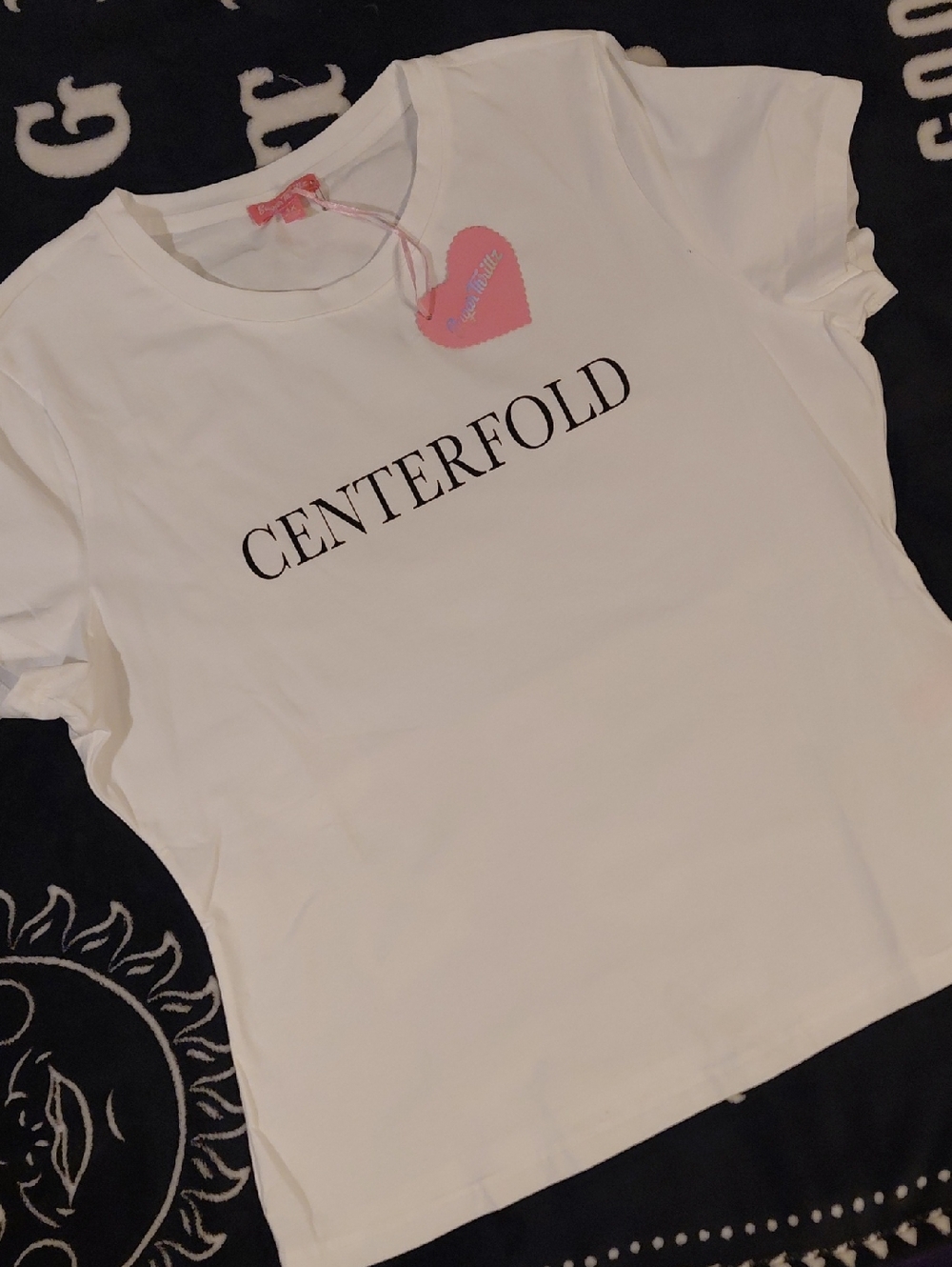 DOLLSKILL SURGAR THRILLZ 1X Centerfold White Short Sleeve Logo Tee